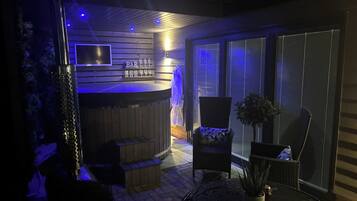 Apartment | Outdoor spa tub