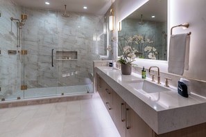 Sèche-cheveux, serviettes fournies