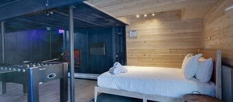 Poconos Chalet: Sleeps 10 |Pet Friendly| Hot tub