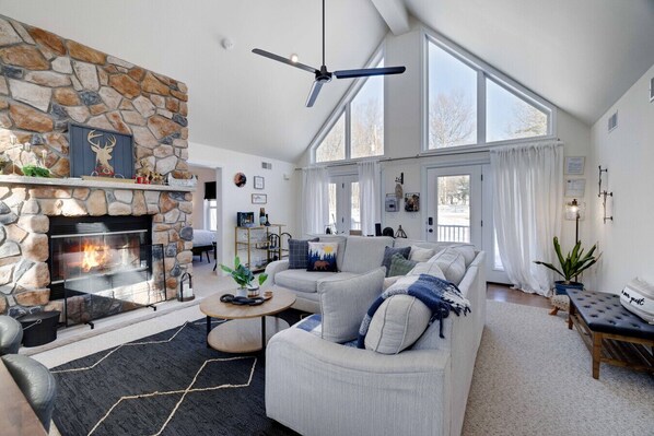 Smart TV, fireplace, table football, books - Poconos Chalet| HotTub, Game&Theatre Rm, Lakes (Albrightsville)