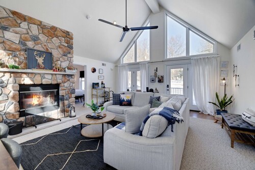 Poconos Chalet| HotTub, Game&Theatre Rm, Lakes