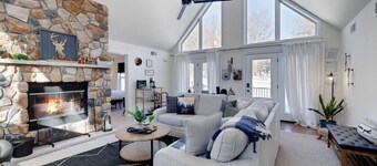 Poconos Chalet| HotTub, Game&Theatre Rm, Lakes