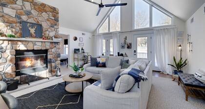 Poconos Chalet| HotTub, Game&Theatre Rm, Lakes