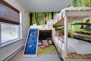 3 habitaciones, escritorio y tabla de planchar con plancha 
