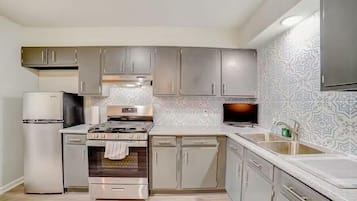 Frigorífico, microondas, horno y placa de cocina