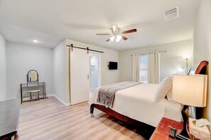 4 bedrooms, desk, travel crib, free WiFi - Inviting home with heated pool and dog-friendly (San Antonio)