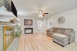 Smart TV - Inviting home with heated pool and dog-friendly (San Antonio)