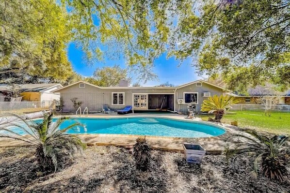 A heated pool - Inviting home with heated pool and dog-friendly (San Antonio)