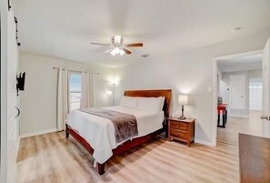 4 quartos, escrivaninha, berço de viagem, Wi-Fi de cortesia