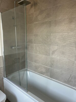 Dusch, handdukar, tvål och toalettpapper