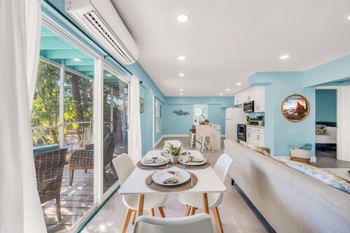 Seahorse Suites #5. Steps to Beach, Cafés , Shops!