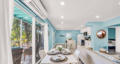 Seahorse Suites #5. Steps to Beach, Cafés , Shops!