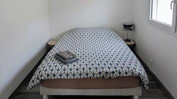 1 bedroom, bed sheets