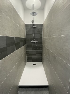 Douche, serviettes fournies, savon, shampoing