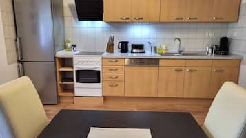 Een koelkast, een magnetron, een oven, een kookplaat