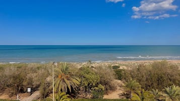 En la playa, camastros y toallas de playa