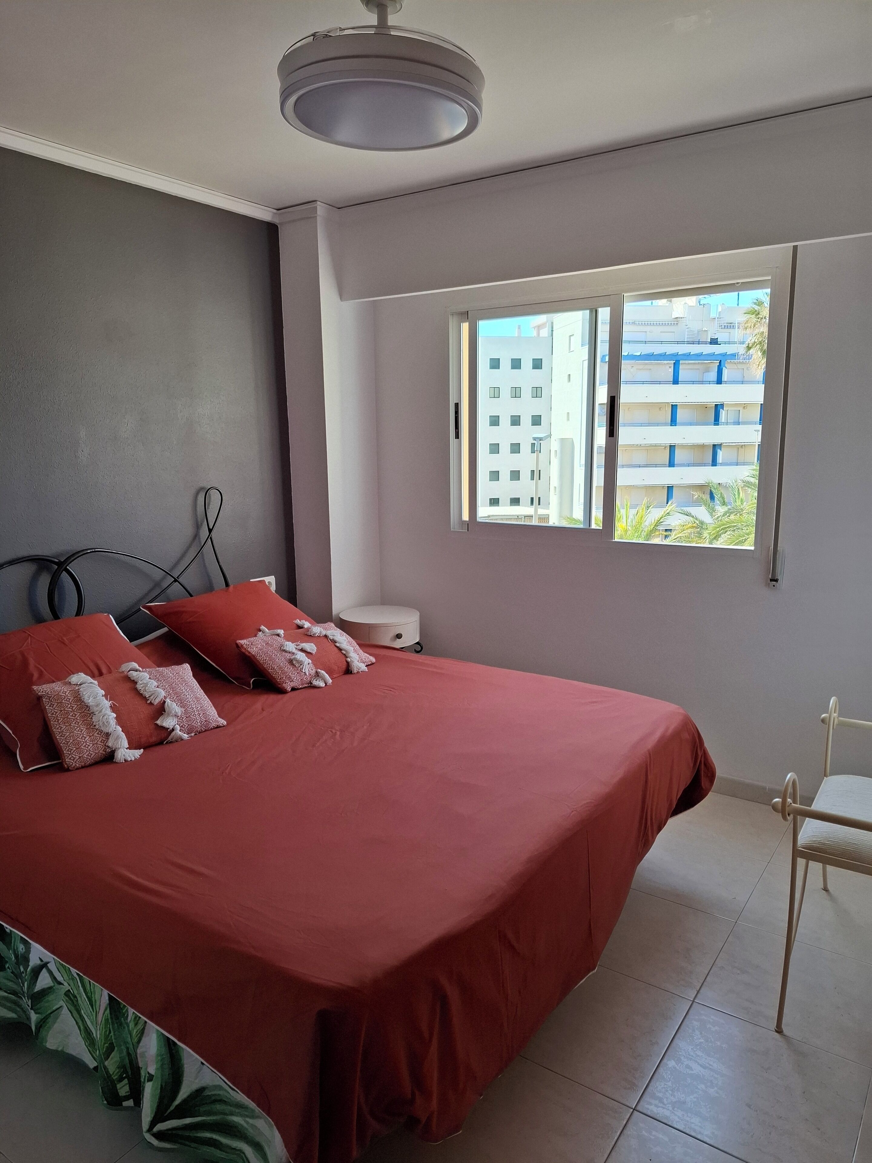 3 slaapkamers, een strijkplank/strijkijzer, reisbedje, gratis wifi
