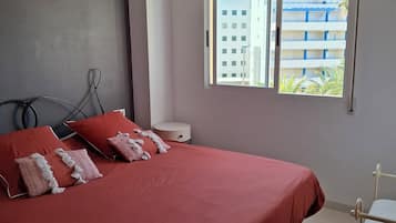 3 slaapkamers, een strijkplank/strijkijzer, reisbedje, gratis wifi