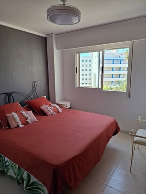 3 quartos, ferros/tábuas de passar roupa, berço de viagem