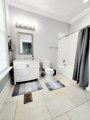 Dusche, HandtĂŒcher, Seife, Toilettenpapier