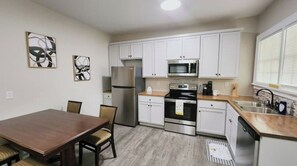 ペーパータオル、ダイニングテーブル