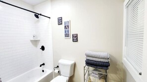 Douche, serviettes fournies, savon, papier toilette