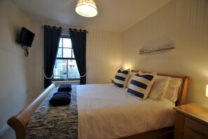 3 bedrooms, iron/ironing board, free WiFi, bed sheets - Seabreeze- stylish coastal home, Crail (Crail)