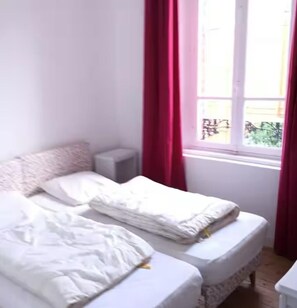 8 habitaciones, tabla de planchar con plancha, cuna de viaje y wifi