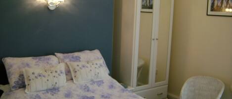 1 chambre, fer et planche à repasser, Wi-Fi gratuit, draps fournis