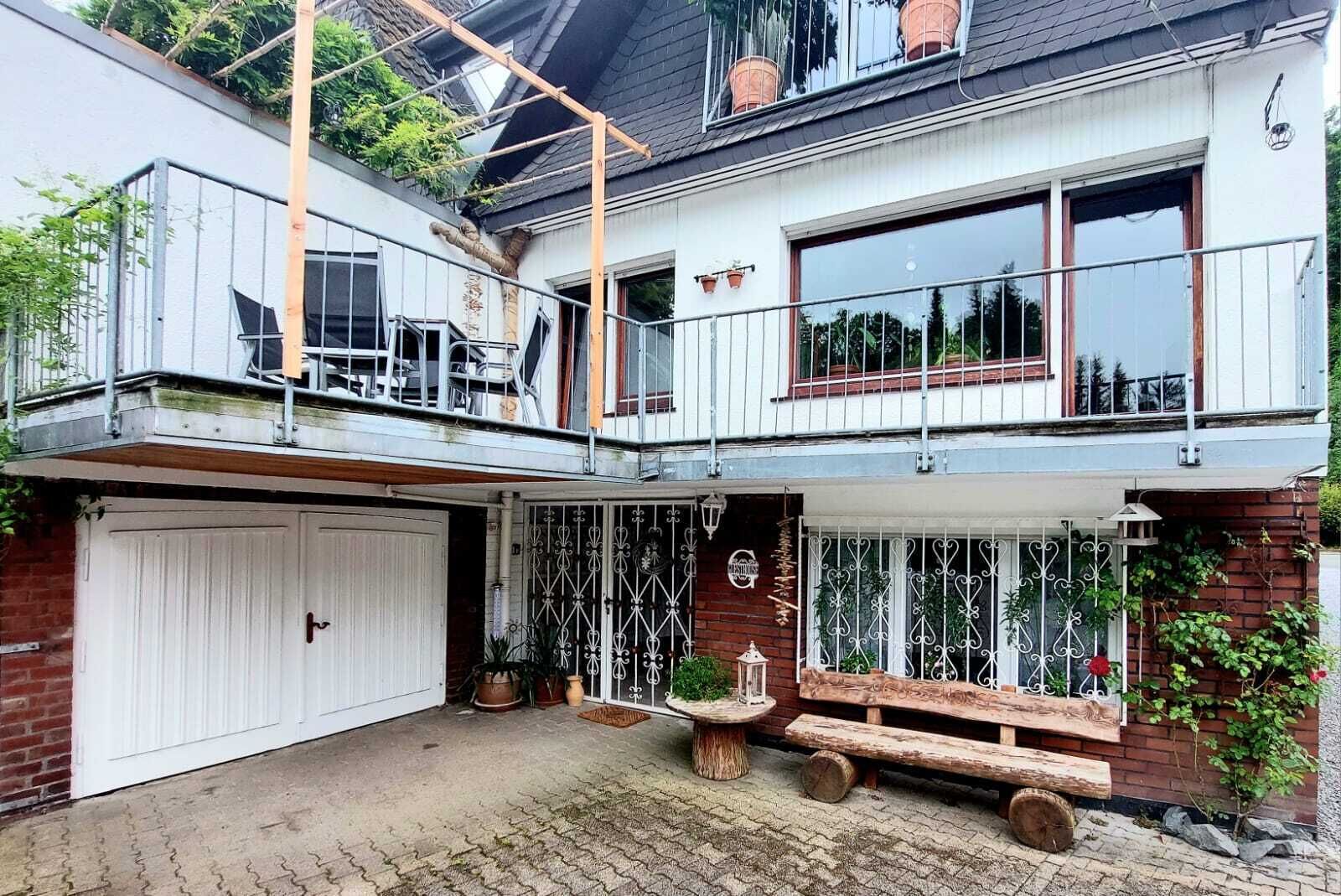 Außenansicht, Eingang, Balkon