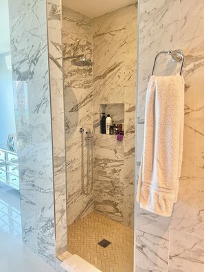 Dusche, Haartrockner, Handtücher, Seife