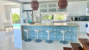 Coffee/tea maker, fridge, microwave, oven