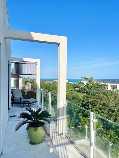 Charming spacious 2-bedroom villa with AC, pool, ocean views in Providenciales