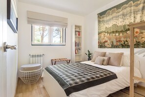 4 bedrooms, iron/ironing board, free WiFi, bed sheets