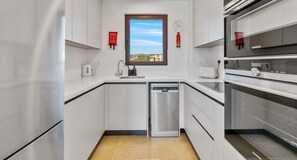 Refrigerador, microondas, horno, placa de cocina