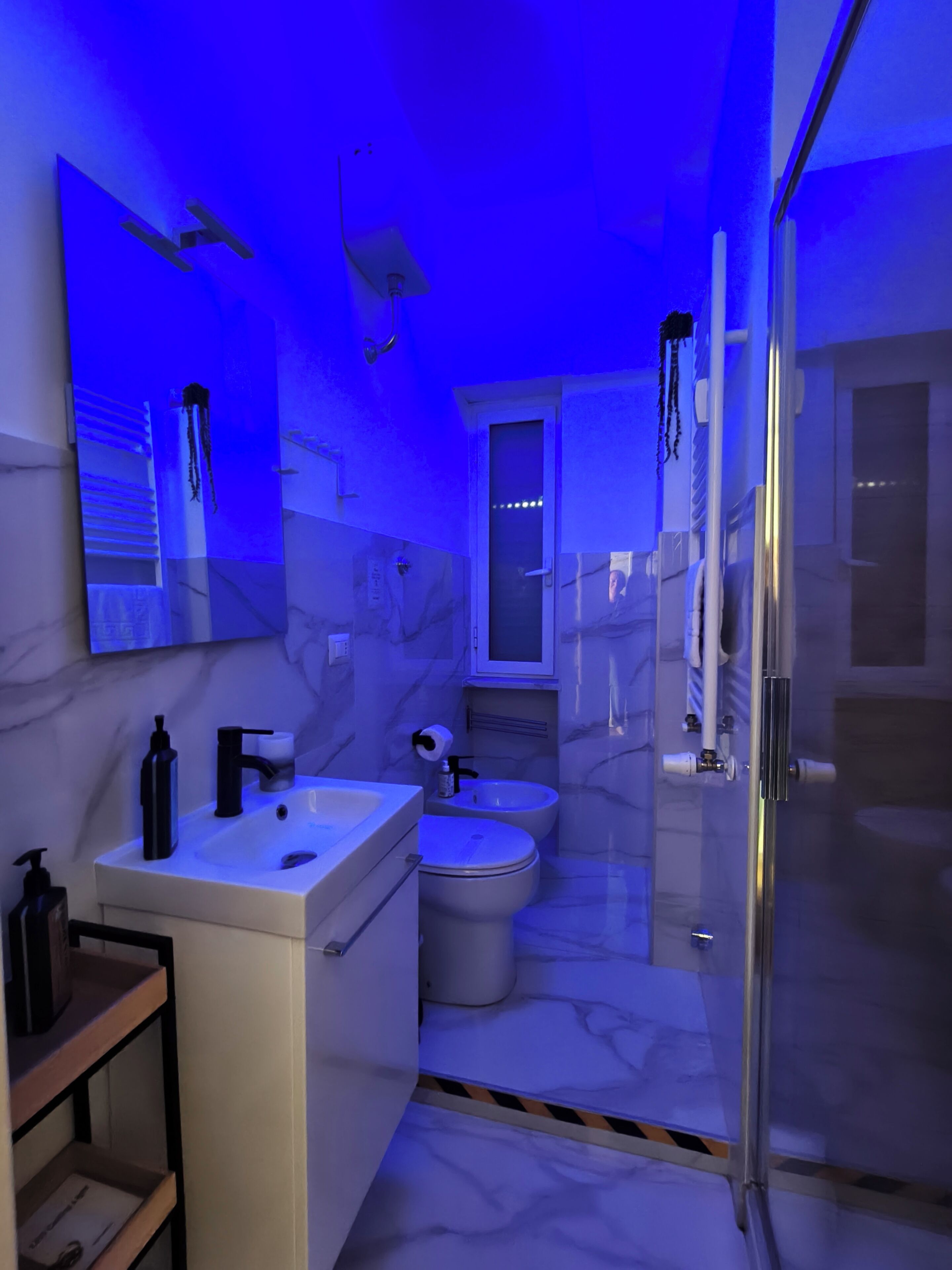 Sèche-cheveux, bidet, serviettes fournies, savon