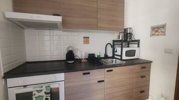 KĂŒhlschrank, Mikrowelle, Ofen, Herdplatte