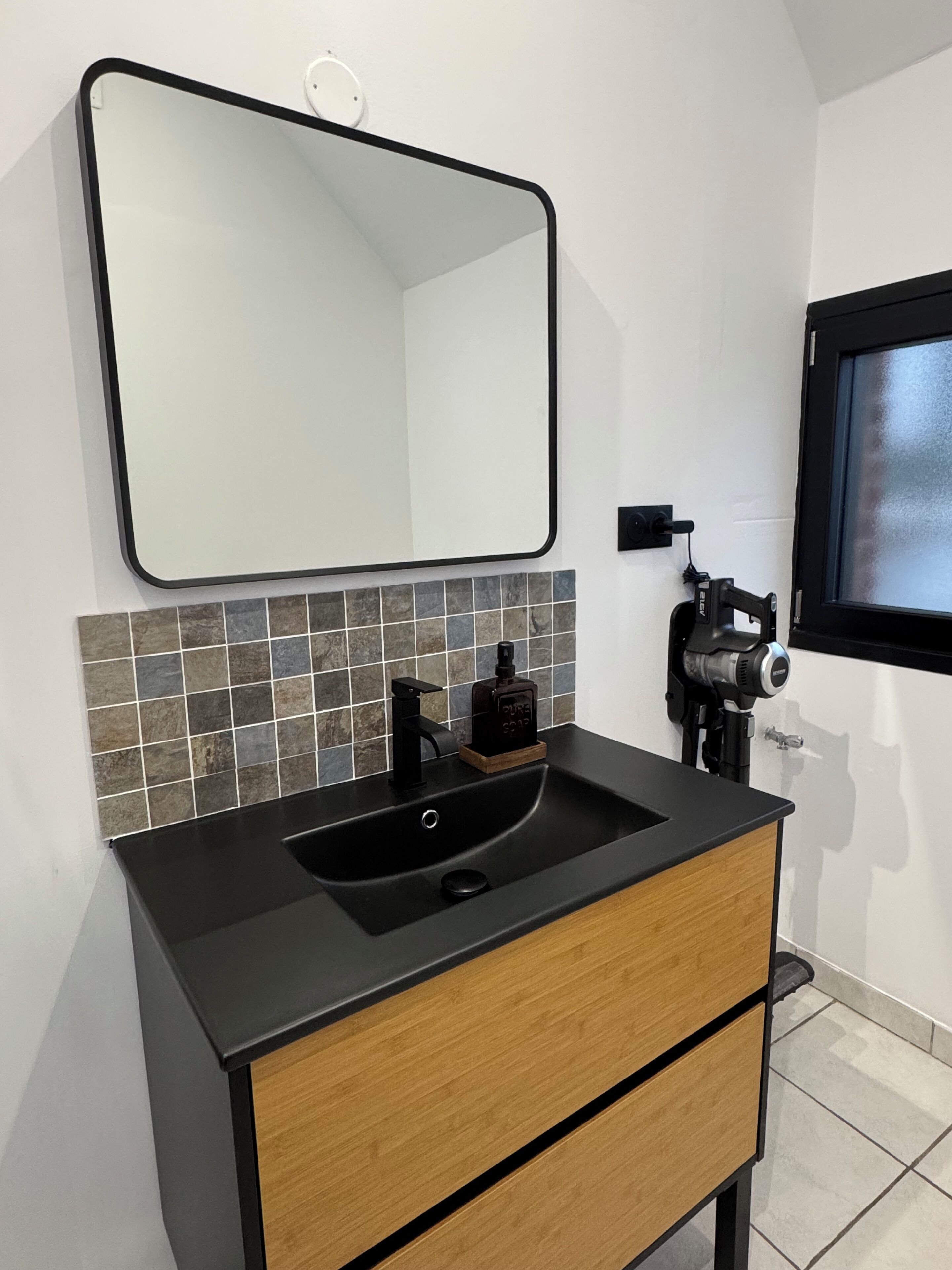 Ducha, secador de pelo, jabón, papel higiénico