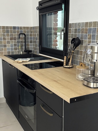 Microwave, oven, stovetop. Studio on the farm. Pets welcome!
