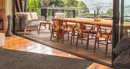 Chimenea, infinity pool climatizada y jacuzzi con vista al lago.