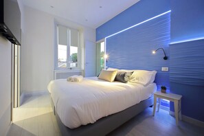 1 bedroom, desk, WiFi, bed sheets