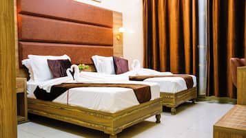 Comfort Twin Room, City View | Laptop workspace, free WiFi