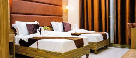 Chambre Confort avec lits jumeaux, vue sur la ville | Espace de travail pour ordinateurs portables, accĂšs au Wi-Fi (inclus)
