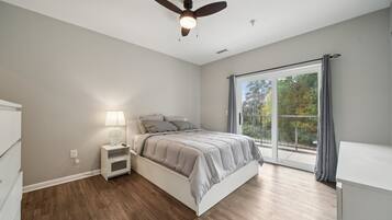 3 camere, una scrivania, ferro/asse da stiro, culla da viaggio