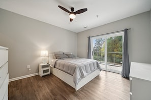 3 Schlafzimmer, Schreibtisch, Bügeleisen/Bügelbrett, Reisekinderbett