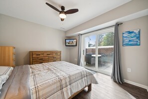 3 quartos, escrivaninha, ferros/tábuas de passar roupa, berço de viagem