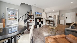 Eine moderne Wohnung mit Essbereich, Küche und Wohnzimmer.