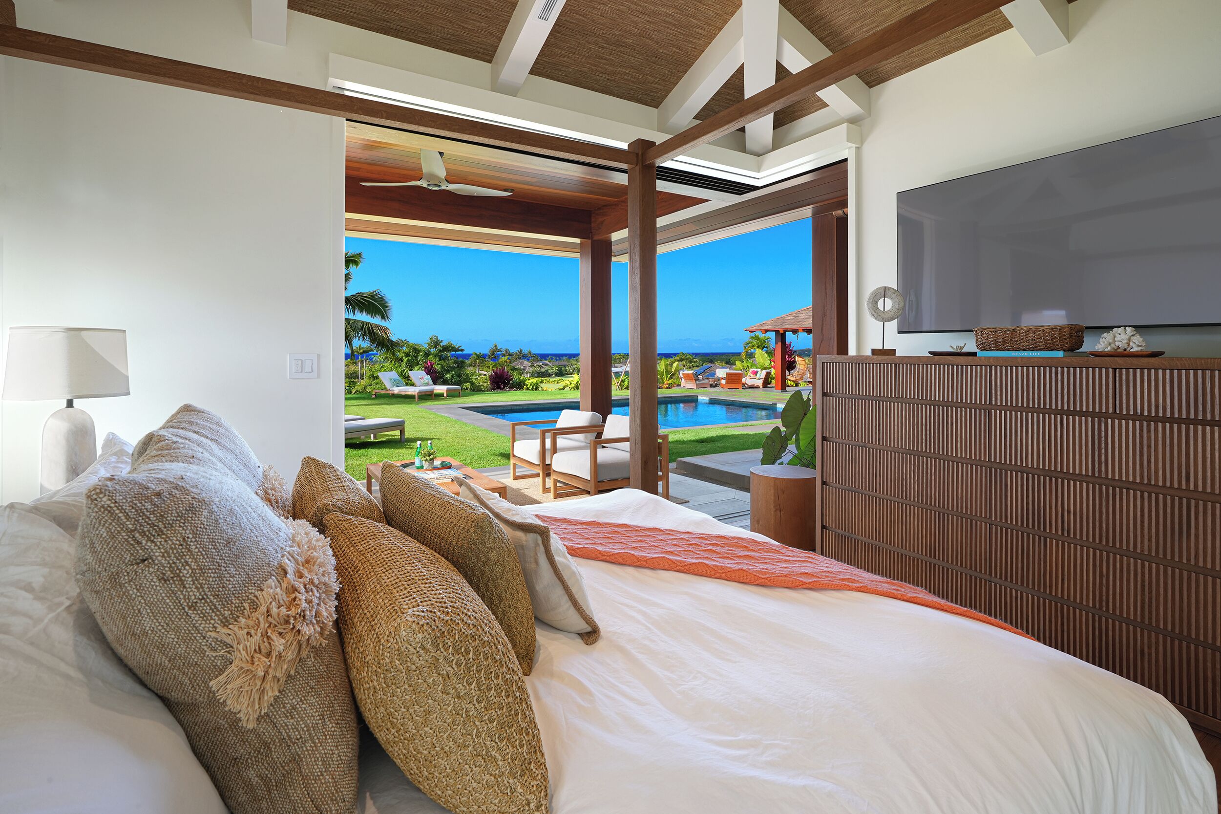 4 bedrooms, iron/ironing board, internet, bed sheets