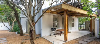 Heart of Noordhoek: Farm Village Getaway. 5 minutes to the beach.