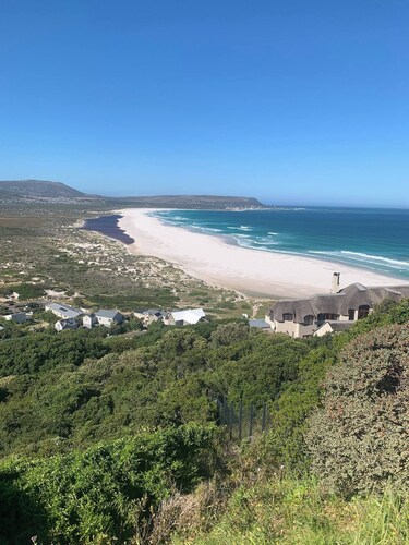 Heart of Noordhoek: Farm Village Getaway. 5 minutes to the beach.
